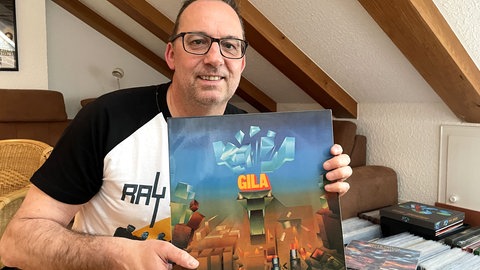 Ralf Meier-Prümm mit einem Highlight aus seiner Plattensammlung: Eine LP der Krautrockband "Gila".