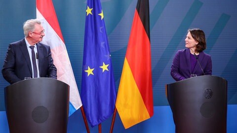 Unterwegs für Europa: Jean Asselborn mit der deutschen Außenministerin Annalena Baerbock auf einer gemeinsamen Pressekonferenz in Berlin.