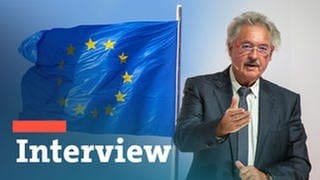 Bildmontage: Jean Asselborn vor der Europaflagge und dem Schriftzug Interview. Im SWR-Interview spricht er über den Wert von Demokratie und Freiheit in Europa und der Großregion.