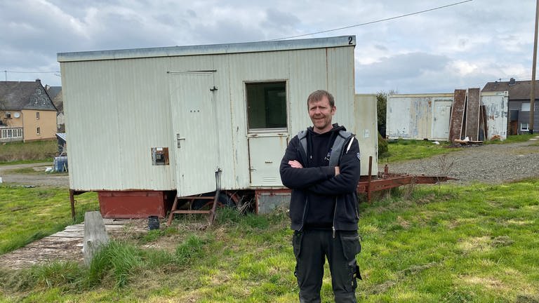 Zwei Schreiner aus der Region Trier bauen einen Bauwagen zum Tiny House um.