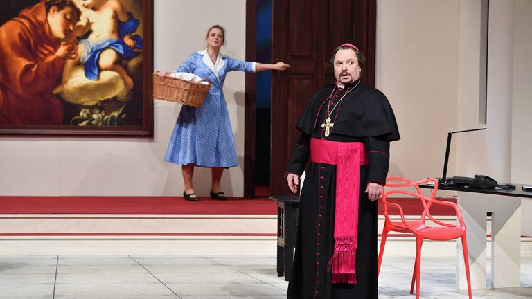 Barbara Ullmann spielt die Haushälterin des Bischofs, dargestellt von Michael Hiller.