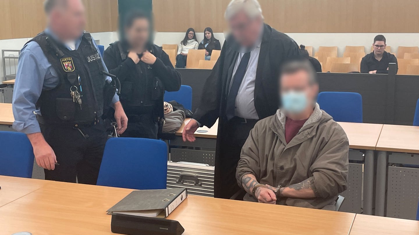 Der Angeklagte mit seinem Anwalt beim Prozessauftakt am Trierer Landgericht