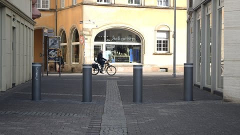Die Poller am Rande der Trierer Fußgängerzone dienen dem Schutz der Innenstadt.