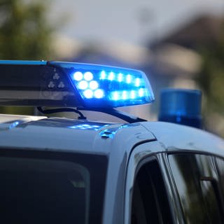 Symbolbild  - Polizeiauto und Blaulicht