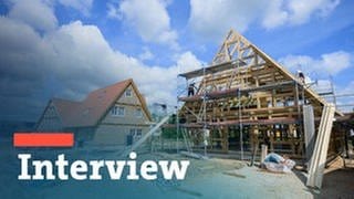 Bildmontage: Baustelle eines Einfamilienhauses aus Holz mit dem Schriftzug Interview