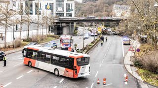 Auf der B 41 in Idar-Oberstein hat es am Sonntagvormittag einen schweren Verkehrsunfall zwischen einem Streifenwagen und einem Linienbus gegeben.