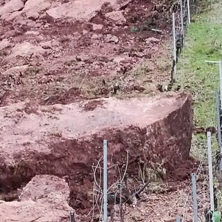 Vom "Roten Felsen" in Trier sind Brocken abgestürzt und in Richtung B53 gerollt.