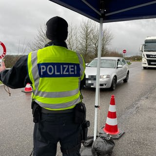 Die Bundespolizei hat auf dem Markusberg in Trier eine Kontrollstelle aufgebaut. Die Beamten sind auf der Suche nach illegal eingereisten Menschen. 