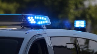 Polizeisirene auf Polizeiauto - In Trier hat ein Mann versucht einen Bundespolizisten zu beißen