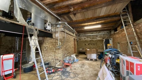 Die Scheune und die Garage des alten Bauernhauses in Metzdorf an der Sauer im Kreis Trier-Saarburg sind wie das Wohnhaus immer noch eine Baustelle. Jetzt hat der Frost die Rohre beschädigt. 