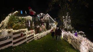 Weihanchtsbeleuchtung an Haus, Lichterketten leuchten trotz Energiekrise