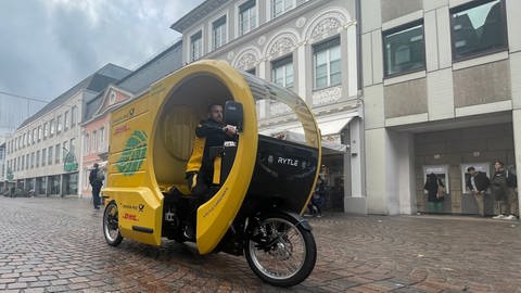 Die Post will ihre Paket- und Briefzustellung CO2-neutral in der Trierer Innenstadt abwickeln und testet neue Lastenräder