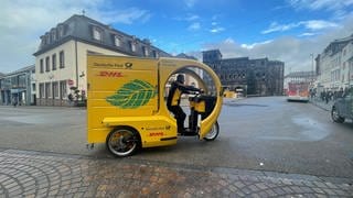 Die Post will ihre Paket- und Briefzustellung CO2-neutral in der Trierer Innenstadt abwickeln und testet neue Lastenräder