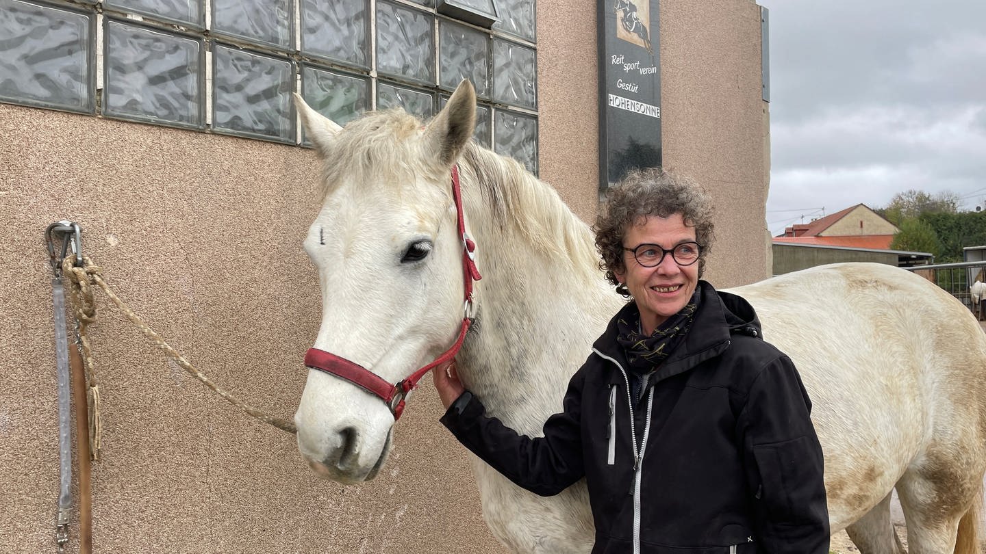 Marie-Josée Schaack zusammen mit ihrem Pferd auf dem Gestüt Hohensonne in Trier.