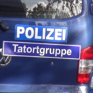 Die Polizei durchsucht ein Gelände bei Temmels nachdem Leichenteile gefunden worden waren