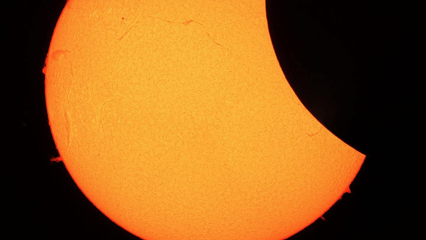 Eine partielle Sonnenfinsternis, wie hier im März 2015, lässt sich auch heute am Himmel über der Region Trier beobachten.