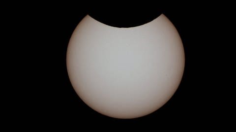 Fotos wie dieses von einer partiellen Sonnenfinsternis 2021 sollten nur mit einer speziellen Sonnenfolie gemacht werden, da sonst Auge und Kameralinse dauerhaft geschädigt werden können.