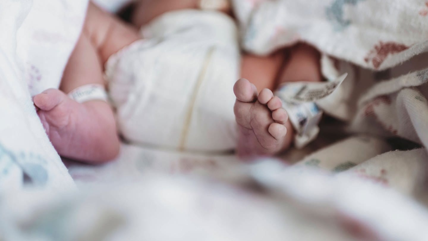 Eine Frau hat bei Idar-Oberstein ein Baby ohne Hilfe auf einer Landstrasse zur Welt gebracht