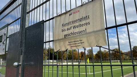 Der Kunstrasenplatz im Trierer Moselstadion musste für mehrere Tage gesperrt werden, weil das verfüllte Granuklat durch die Hitze geschmolzen ist.