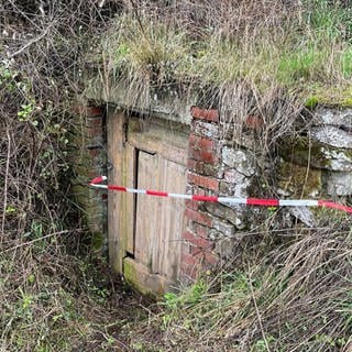 In einem Keller bei Üttfeld an einem Feld hat ein Mann vor einer Woche eine Leiche gefunden.