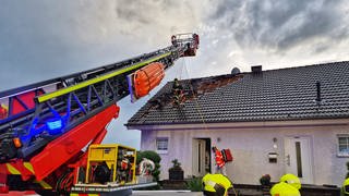 In Büchenbeuren sind zwei Dächer durch den Sturm teilweise abgedeckt worden.