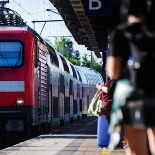 Rote Regionalbahn fährt in Bahnhof ein - In einer Regionalbahn zwischen Trier und Konz wurde ein Bahnmitarbeiter ins Gesicht geschlagen, nachdem er einen Passagier auf die Maskenpflicht hingewiesen hatte
