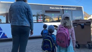 Kinder im Hunsrück warten auf den Kindergartenbus - Eltern sorgen sich um die Sicherheit ihrer Kinder weil die Busse keine Anschnallgurte haben