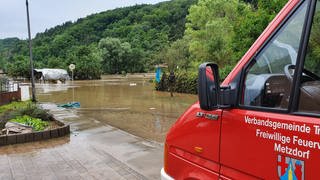 In Metzdorf an der Sauer beginnen die ersten Aufräumarbeiten nach dem Hochwasser.