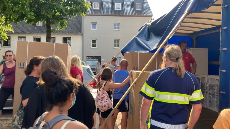 Viele Menschen an der Mosel haben gespendet, um den Menschen im Hochwassergebiet in Trier-Ehrang neue Elektro-Geräte zu kaufen