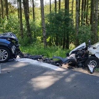 Auf der Landstraße zwischen Lasel und Feuerscheid im Eifelkreis Bitburg-Prüm sind zwei Autos aus bisher ungeklärter Ursache zusammengestoßen.