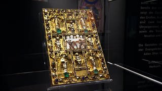 Das Ada-Evangeliar ist in der Trierer Stadtbibliothek ausgestellt. Der prachtvolle Einband aus Gold und Edelsteinen stammt aus dem 15. Jahrhundert. Das Ada-Evangeliar ist eine Bilderhandschrift des Neuen Testaments aus der Malerschule am Hof Karls des Großen. Entstanden ist sie vor rund 1.200 Jahren in Aachen. 