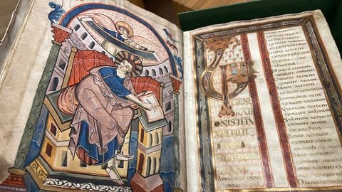 Das Ada-Evangeliar ist eine Bilderhandschrift des Neuen Testaments aus der Malerschule am Hof Karls des Großen. Entstanden ist sie vor rund 1.200 Jahren in Aachen. Die Texte wurden mit goldener Tinte geschrieben. 