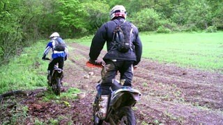 Motocross-Fahrer im Wald in der Eifel. Bei Prüm haben zwei Jugendliche Motocross-Fahrer mehrmals Radfahrer angegriffen. 