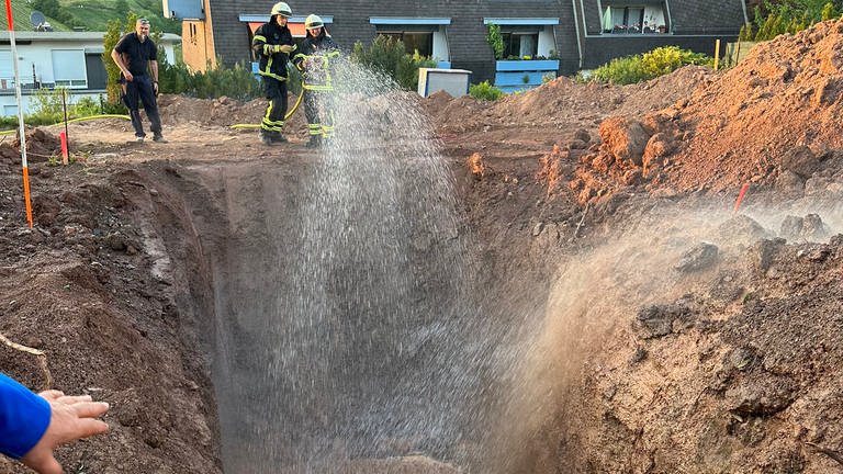 Das Loch wurde laut Stadt dann mit Sand bedeckt und von der Feuerwehr nass gemacht.