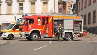 In Idar-Oberstein ist eine Gasleitung bei Baurarbeiten beschädigt worden. Gas strömt aus. Zwei Gebäude mussten geräumt werden. 