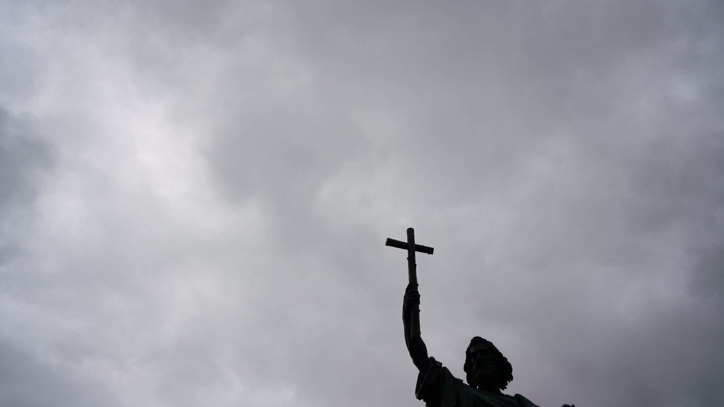 Ein Geistlicher aus dem Bistum Trier war auch in Bolivien als Priester tätig. Das Bistum hat jetzt den Namen Mannes veröffentlich und bittet um Hinweise von möglichen weiteren Missbrauchs-Opfern.