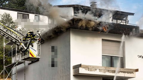 Feuerwehr löscht Dachstuhlbrand in Idar-Oberstein