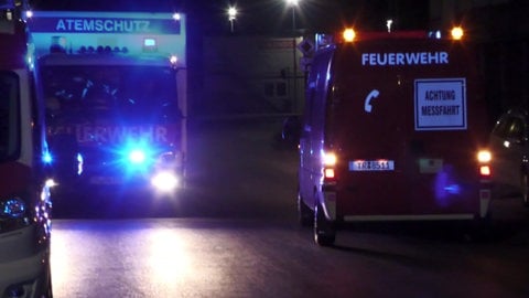 In Trier hat es im Hafen in einem metallverarbeitenden Betrieb gebrannt. Die Feuerwehr hatte das Feuer am späten Montagabend unter Kontrolle. Anwohnerinnen und Anwohner wurden über Warnapps wie NINA und KATWARN aufgrund des starken Rauchs gewarnt.