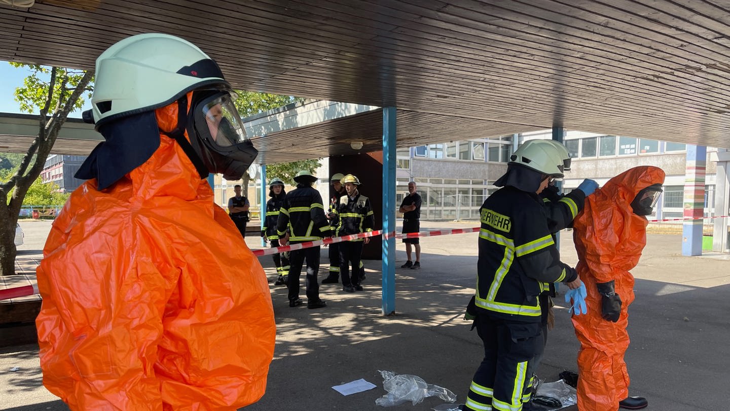 Einsatz an der IGS auf dem Wolfsberg in Trier. Feuerwehrleute des Gefahrstoffzugs ziehen sich Schutzkleidung an, um die Ursache der Atemwegsreizung bei einer Schülerin und einer Lehrerin zu erkunden. Das Gebäude wurde teilweise evakuiert.