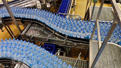 250 Millionen PET-Flaschen verlassen jedes Jahr das Werk der Firma Gerolsteiner. 