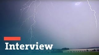 Bildmontage: Unwetter mit Blitzen und Interview-Schriftzug