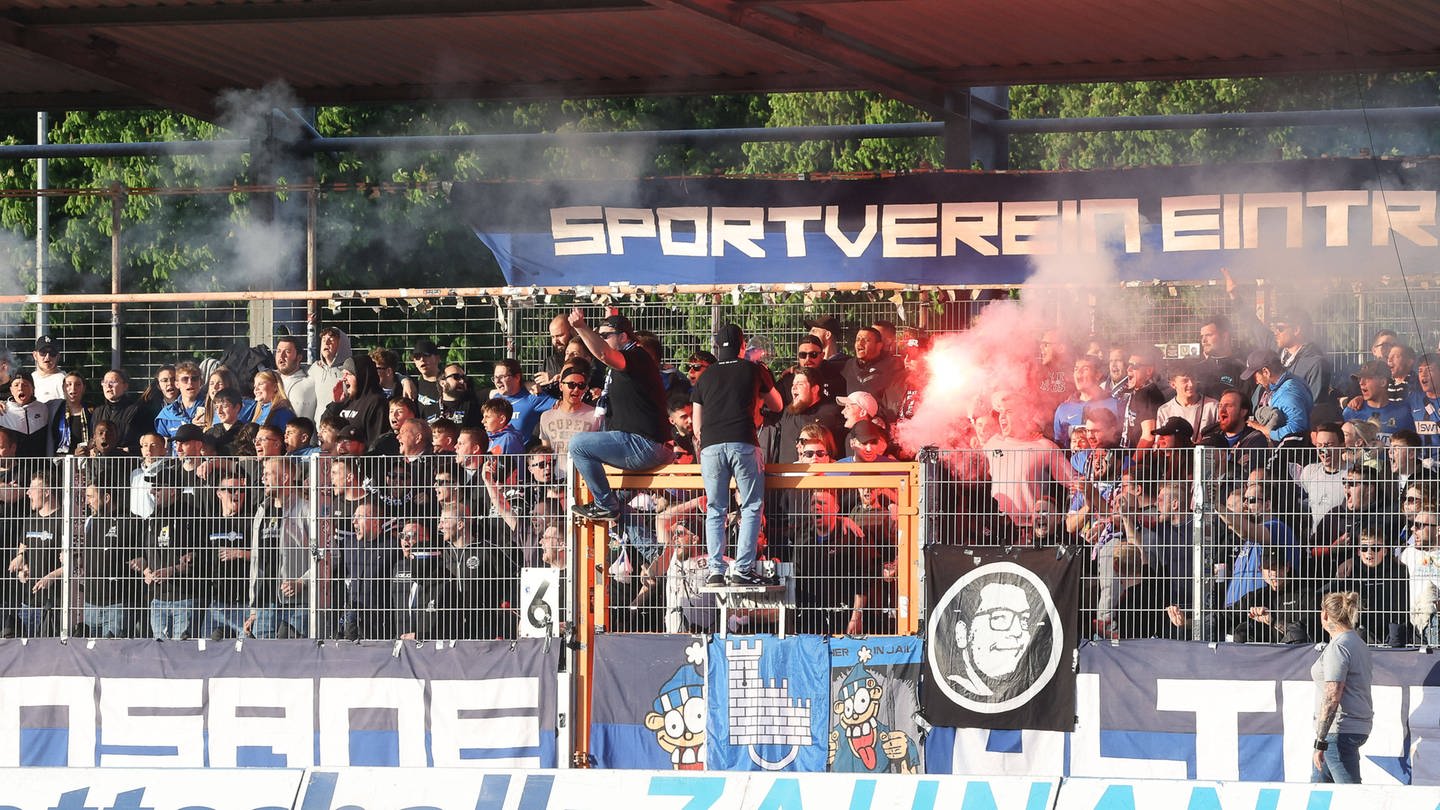 Im Regionalliga-Spiel im vergangenen April gegen den VfR Aaalen: Die Fans der Eintracht Trier zünden Bengalos im Fanblock an.