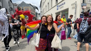 Rund um die Porta Nigra sind am Samstag tausende Menschen durch die Straßen von Trier gezogen, um für die Rechte der queeren Community zu demonstrieren. 