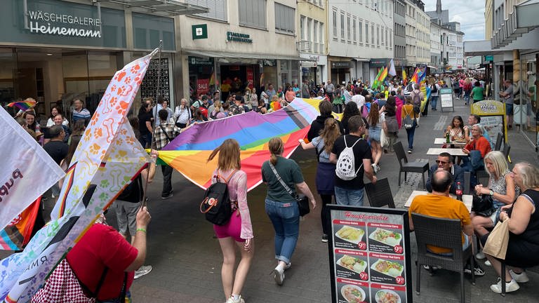 Tausende Menschen ziehen durch die Trierer Innenstadt und feiern den CSD. 