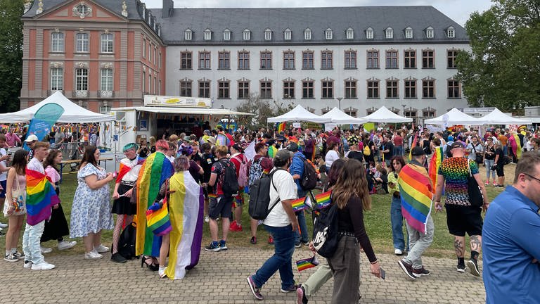 Tausende Menschen feierten am Samstag den CSD in Trier. 