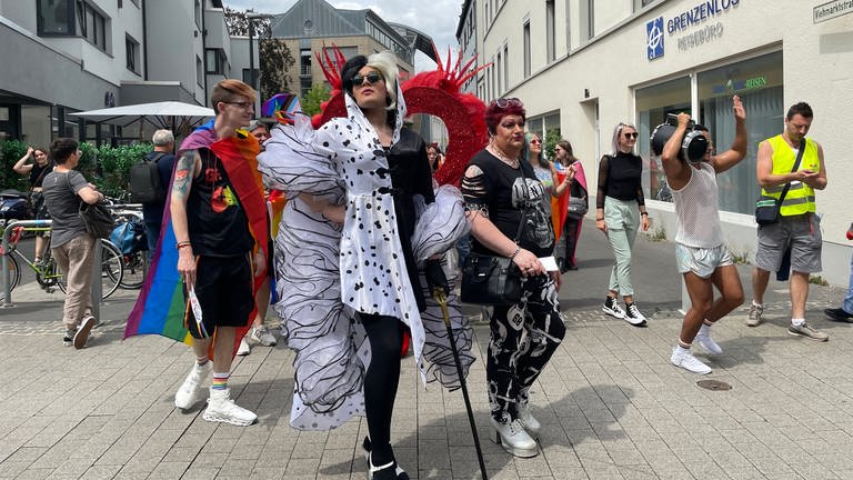 Einige Menschen kamen kostümiert zum CSD in Trier. 
