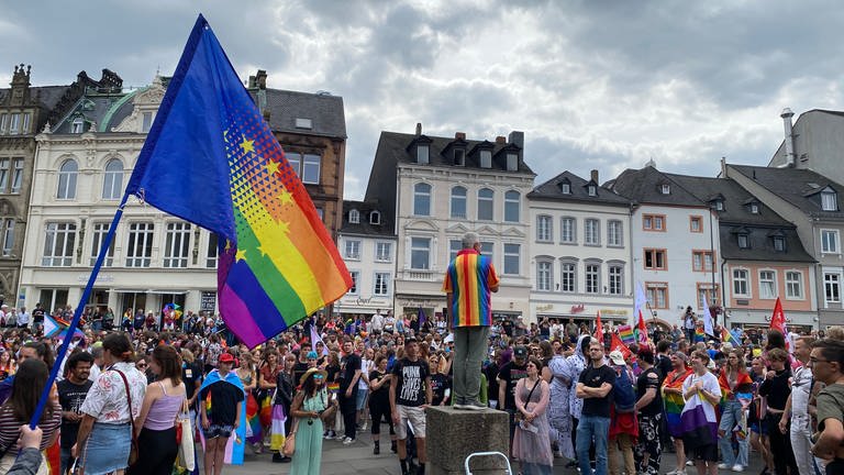 Viele Menschen beim Christopher Street Day in Trier