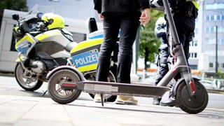 Die Polizei hat in Idar-Oberstein zwei Kinder auf E-Rollern während einer Spritztour gestoppt.