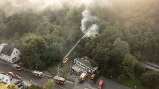 Ein Haus in Idar-Oberstein brennt