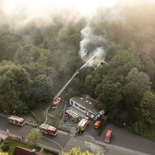 Ein Haus in Idar-Oberstein brennt